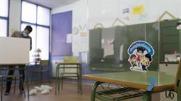 Pla sencer d'un pupitre de l'escola dels Guiamets amb una de les mampares. Imatge publicada al 15 de setembre del 2020. (Vertical)