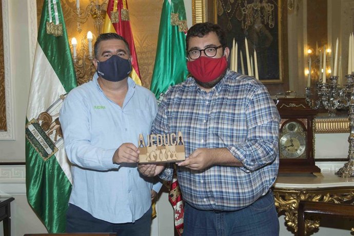 El diputado de Desarrollo de la Ciudadanía, Jaime Armario, y el presidente y socio fundador de Ajeduca, David Escobar, en la presentación de la aplicación