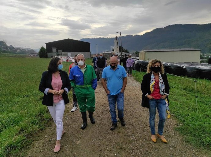 La diputada Susana Fernández en una visita a Tineo.