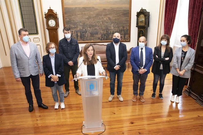 La alcaldesa, Inés Rey, en una comparecencia junto a ediles del gobierno local