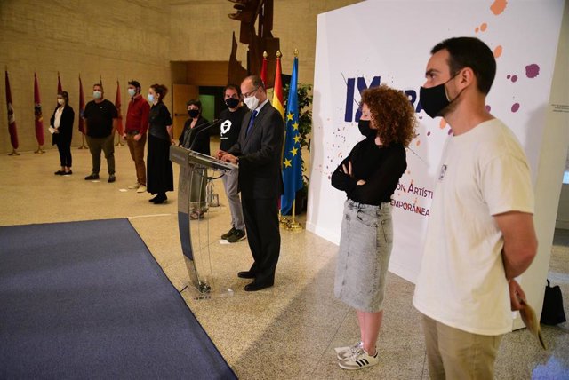 Fuentes inaugura en las Cortes la muestra 'IX Miradas'.