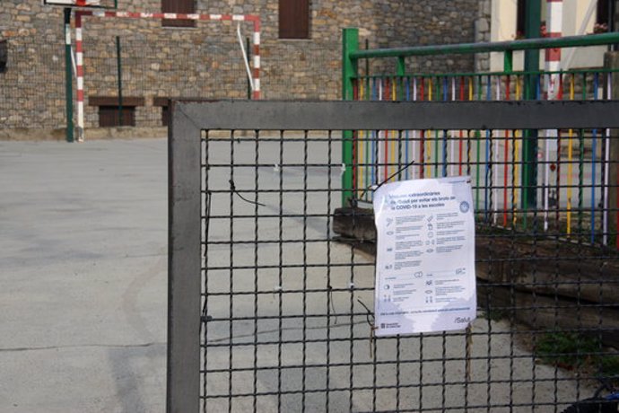 Pla de detall d'un cartell sobre les mesures sanitries de la covid-19 collocat a l'entrada de l'Escola Ridolaina de Montell i Martinet (Cerdanya). Imatge del 17 de setembre de 2020 (Horitzontal).