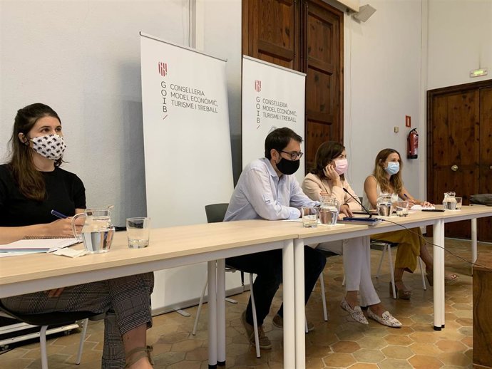 El conseller de Modelo Económico, Turismo y Trabajo, Iago Negueruela, durante el encuentro.