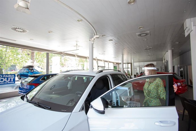 Coche en un concesionario.