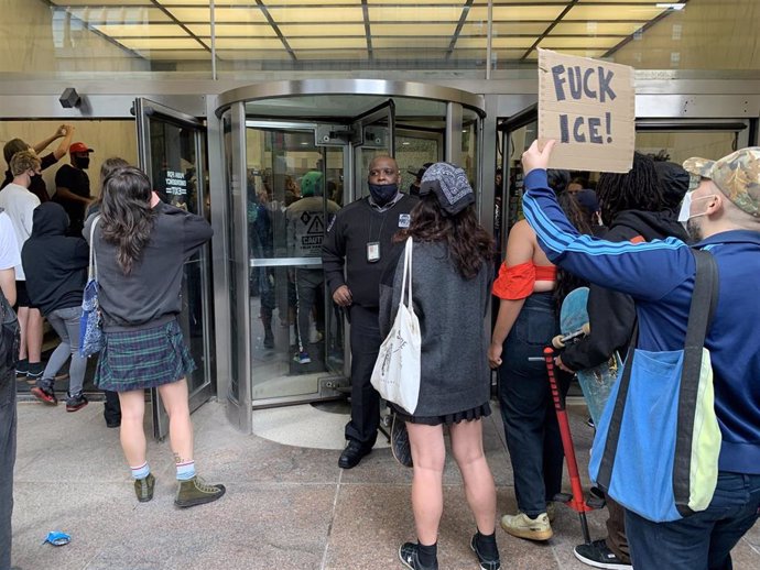 Protesta en Nueva York ante la oficina de la agencia de Control de Inmigración y Aduanas por las esterilizaciones a mujeres en un centro de detención de migrantes en Georgia