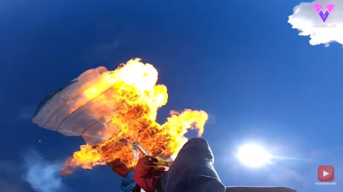Un paracaidista prende fuego a su paracaídas mientras se encuentra a 7.000 pies de altura