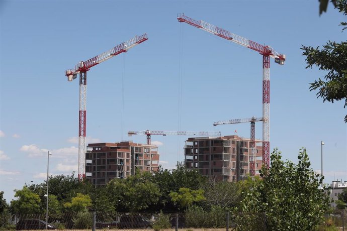 Edificio en construcción en Madrid (España), a 6 de julio de 2020. El precio medio de la vivienda terminada (nueva y usada) en España ha descendido un 1,1% desde el inicio del estado de alarma, según el índice general de la estadística Tinsa IMIE Genera
