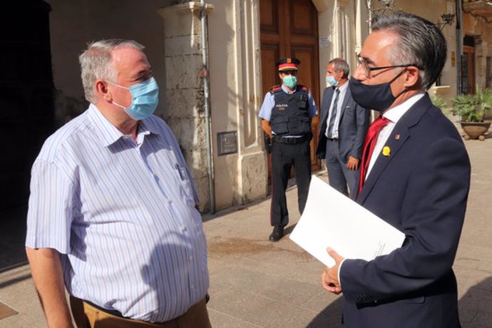Pla mitj del conseller d'Empresa i Coneixement, Ramon Tremosa, conversant amb l'alcalde de l'Arbo, Joan Sans, abans de la reunió per tractar el tancament de Saint-Gobain. Foto del 15 de setembre del 2020 (horitzontal).
