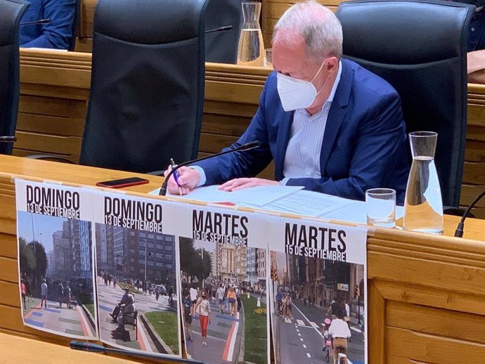 El concejal de Medio Ambiente y Movilidad del Ayuntamiento de Gijón, Aurelio Martín (IU), en el Pleno Municipal, muestra imágenes de la peatonalización del paseo del Muro
