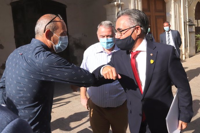 Pla mitj del conseller d'Empresa i Coneixement, Ramon Tremosa, saludant l'alcalde de Banyeres del Peneds, Amadeu Benach, abans de la reunió per tractar el tancament de Saint-Gobain. Foto del 15 de setembre del 2020 (horitzontal).