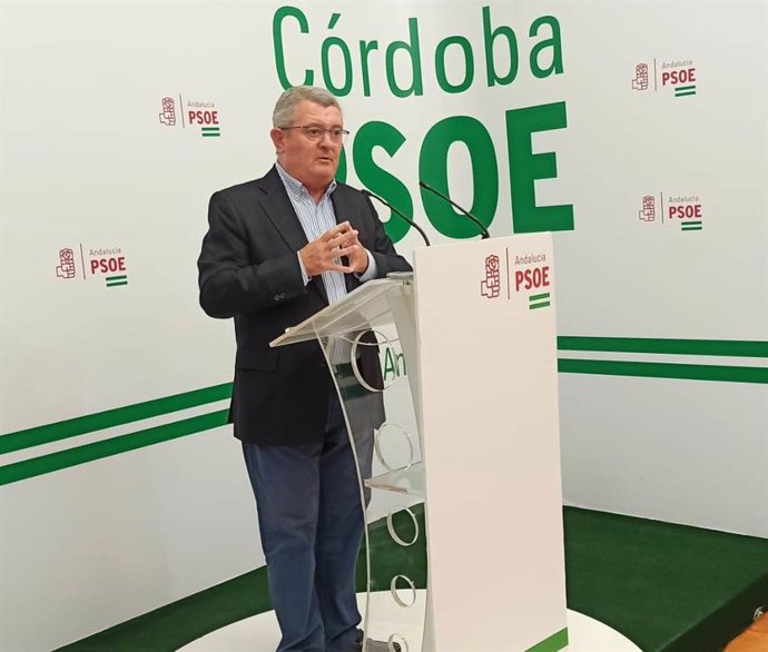 El portavoz del PSOE-A en la Comisión de Salud y Familias del Parlamento andaluz, Jesús María Ruiz, en la sede de su partido en Córdoba.