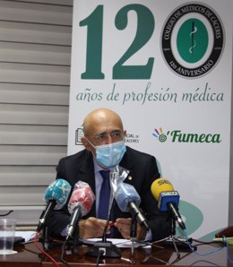 El presidente del Colegio de Médicos de Cáceres, Carlos Arjona, alerta del 'colapso' de los centros de salud en esta segunda ola de la pandemia