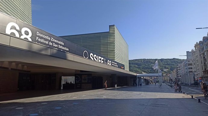 Exterior del Kursaal con el logo de la 68 edición del Festival de San Sebastián