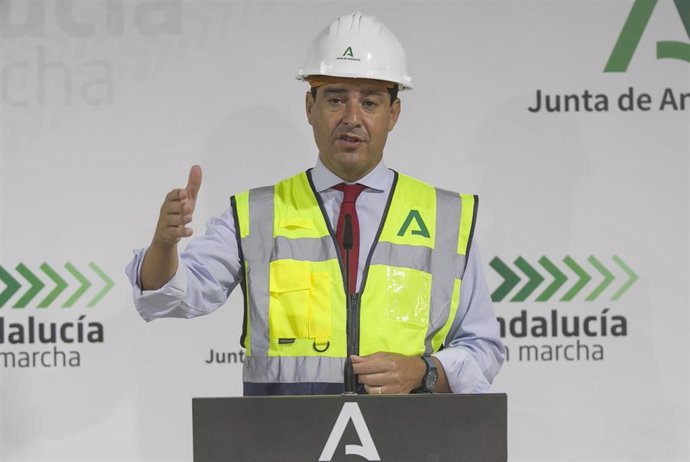El presidente de la Junta, Juanma Moreno, se dirige al público asistente después de visitar las obras de remodelación del Hospital de la Merced. En Osuna, Sevilla (Andalucía, España) a 17 de septiembre 2020.