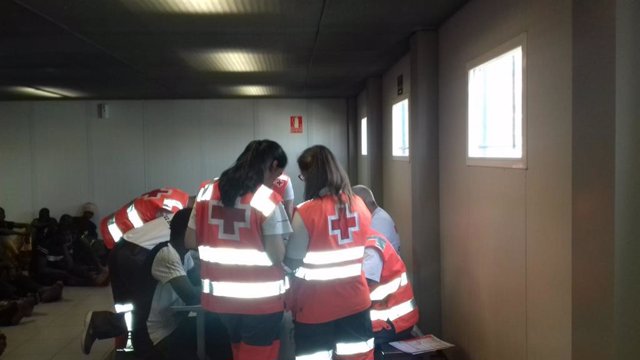 Miembros de Cruz Roja Almería atienden la llegada de pateras