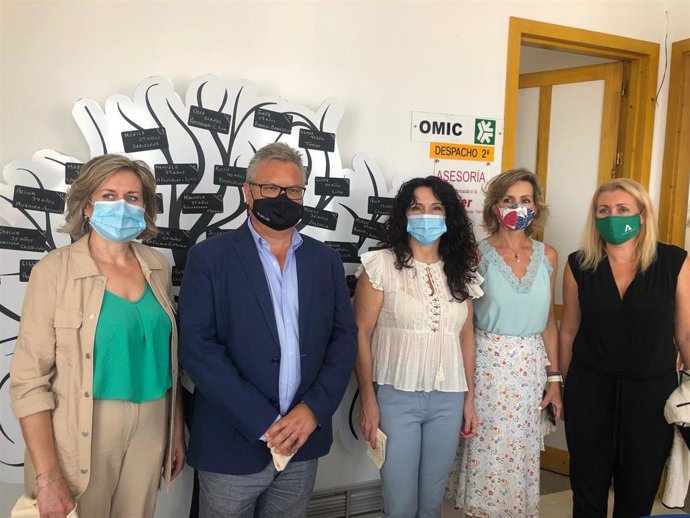Rocío Ruiz (centro), durante su visita a Puente Genil (Córdoba).
