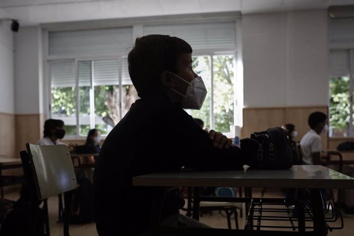 Un niño con mascarilla en un aula de un colegio, foto de archivo