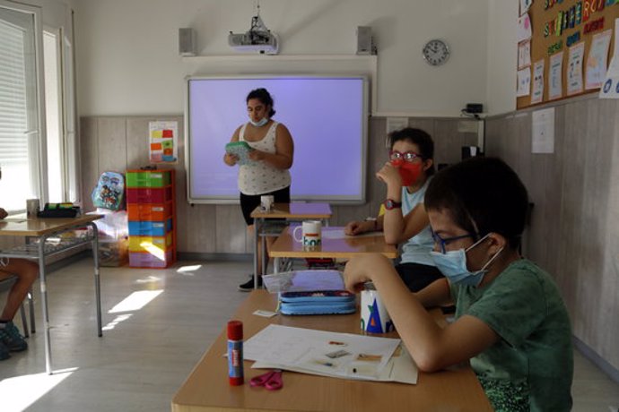 Pla obert on es poden veure diversos alumnes a l'escola especial Alba de Trrega, en una aula fent activitats, el 16 de setembre de 2020. (Horitzontal)
