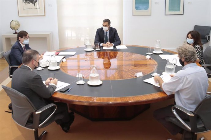 El presidente del Gobierno, Pedro Sánchez, preside la reunión del Comité de Seguimiento del Coronavirus, a la que asiste el ministro de Sanidad, Salvador Illa (a su derecha). En Madrid, (España), a 28 de agosto de 2020.