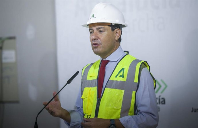 El presidente de la Junta, Juanma Moreno, se dirige al público asistente después de visitar las obras de remodelación del Hospital de la Merced. Sevilla a 17 de septiembre 2020