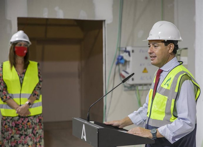 El presidente de la Junta, Juanma Moreno (d), junto a la alcaldesa de Osuna, Rosario Andújar (i), durante su visita a las obras de remodelación del Hospital de la Merced. En Osuna, Sevilla (Andalucía, España) a 17 de septiembre 2020.