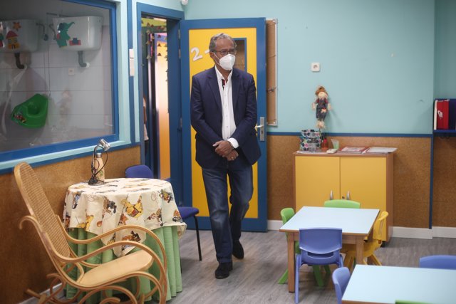 El consejero de Educación y Juventud de la Comunidad de Madrid, Enrique Ossorio, visita la Escuela Infantil pública Gaia.