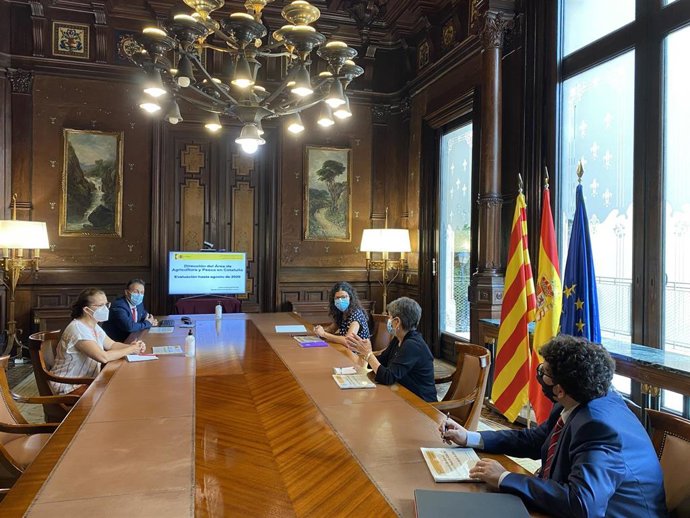 La delegada del Gobierno en Catalunya, Teresa Cunillera, este jueves en una reunión de trabajo con el director del Área de Agricultura y Pesca de la Delegación del Gobierno en Cataluña, José Luís Guarga