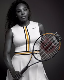 La tenista estadounidense Serena Williams con su nueva raqueta de Wilson