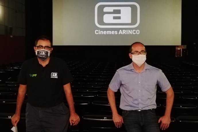 Pla obert del responsable dels cinemes Arinco i l'alcalde de Palamós en una sala dels cinemes el 16 de setembre de 2020 (Horitzontal)