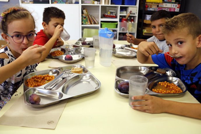 Pla mitj on es poden veure alumnes de l'escola Valeri Serra de Bellpuig dinant al menjador escolar, el 16 de setembre de 2020. (Horitzontal)