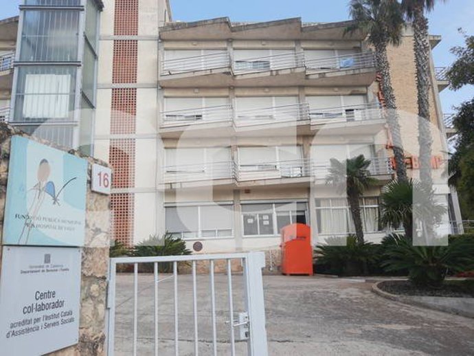 Pla general de l'entrada de la residncia Alt Camp de Valls. Imatge del 16 de setembre del 2020. (Horitzontal)