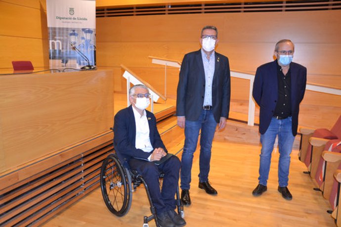 Pla sencer del president de la Diputació de Lleida, Joan Talarn, amb el vicepresident Jordi Latorre i el diputat de l'rea de Salut, Albert Bajona, el 16 de setembre del 2020. (Horitzontal)