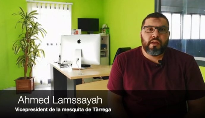 Captura de pantalla on es pot veure el vicepresident de la mesquita de Trrega, Ahmed Lamassayah, en un moment del vídeo divulgatiu en rab sobre les mesures de prevenció davant la covid-19, el setembre de 2020. (Horitzontal)