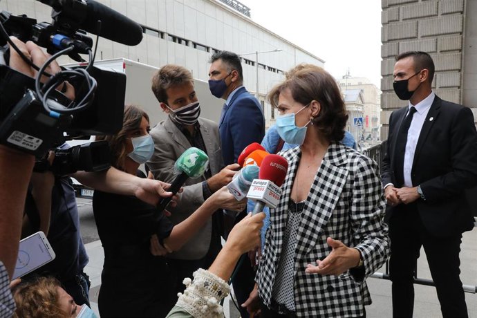 La vicepresidenta primera del Gobierno, Carmen Calvo, ofrece declaraciones a los medios antes de su reunión con Ciudadanos