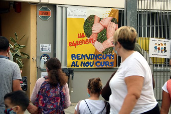 Imatge de l'entrada de l'escola Joan Juncadella amb un gran cartell de benvinguda el 17 de setembre de 2020. (Horitzontal)