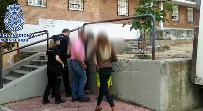Tres detenidos por apuñalar anoche a un hombre que les había recriminado no llevar mascarilla en un comercio de Valdezarza