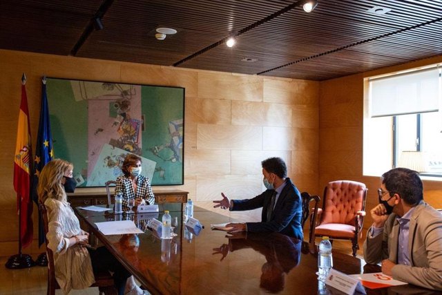 La vicepresidenta primera del Gobierno, Carmen Calvo, reunida en el Congreso de los Diputados con los dirigentes de Ciudadanos Edmundo Bal y José María Espejo-Saavedra.