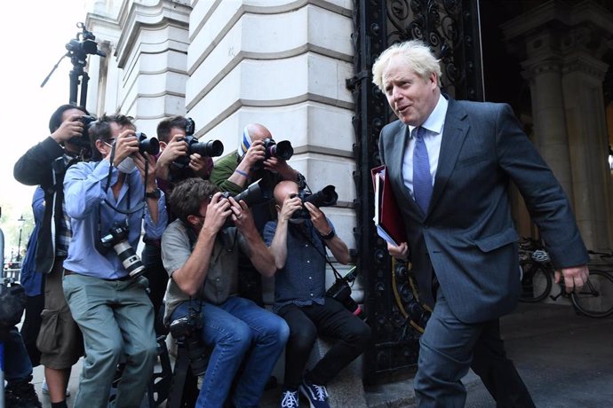 Boris Johnson saliendo de la sede del Ministerio de Exteriores británico