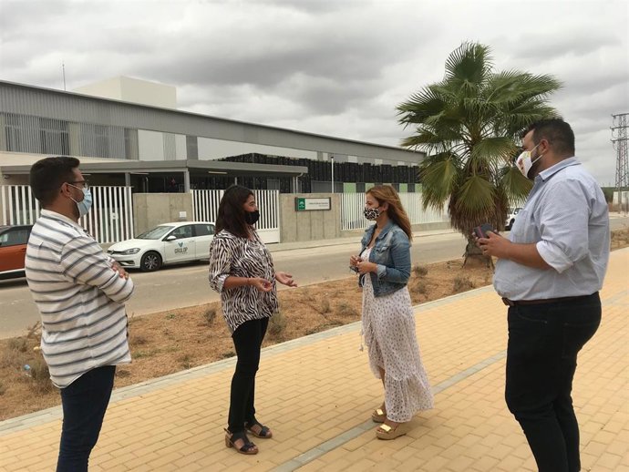 Visita de la secretaria general del PSOE de Sevilla, Verónica Pérez, al nuevo instituto de Almensilla junto a la alcaldesa, Agripina Cabello.