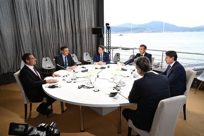 El presidente del Gobierno, Pedro Sánchez (2i), y el presidente francés, Emmanuel Macron (4i), durante la reunión plenaria de la VI Cumbre de Países del Sur de la Unión Europea celebrada en Ajaccio, Córcega, (Francia), a 10 de septiembre de 2020.