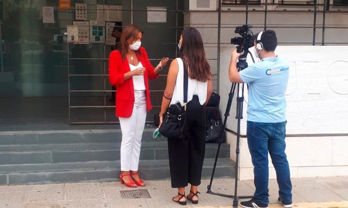 La delegada de Turismo, Regeneración, Justicia y Administración Local en Huelva, María Ángeles Muriel, en su visita a los Juzgados de La Palma del Condado (Huelva).