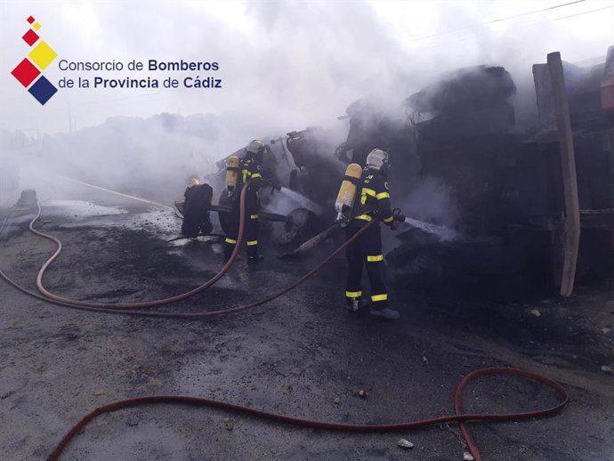 Efectivos de bomberos actuan en el incendio del camión accidentado en la CA-6103