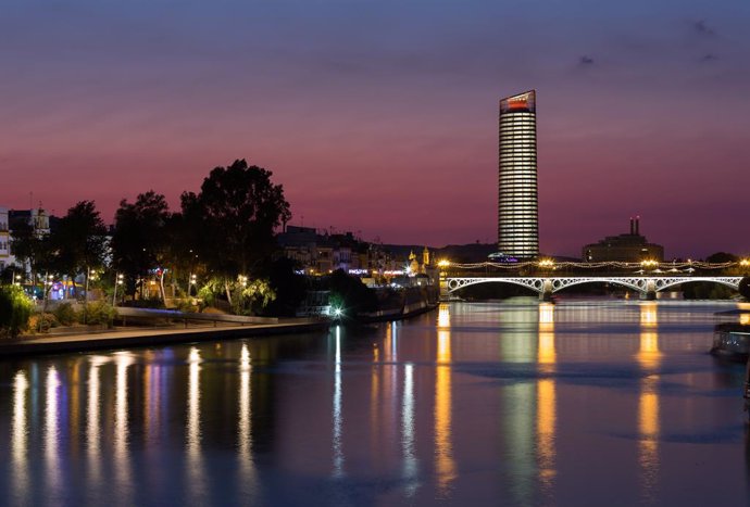 Eurostars Torre Sevilla 5* vista noctuna