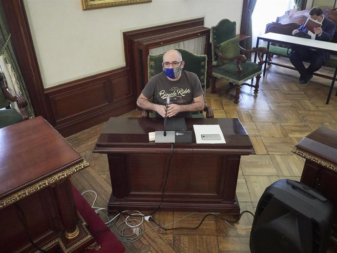 El edil de EH Bildu Joxe Abaurrea, durante un pleno extraordinario en el Ayuntamiento de Pamplona 
