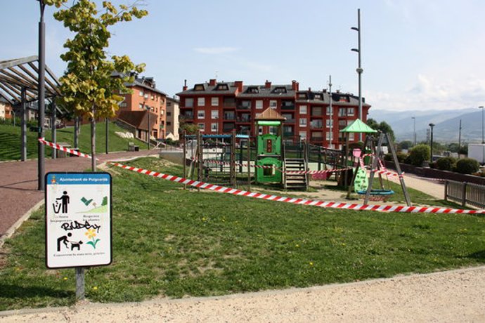 Pla general d'un dels parcs infantils que s'han precintat a Puigcerd per impedir-hi l'accés i davant l'augment de la incidncia de la covid-19 al municipi. Imatge del 17 de setembre de 2020 (Horitzontal).