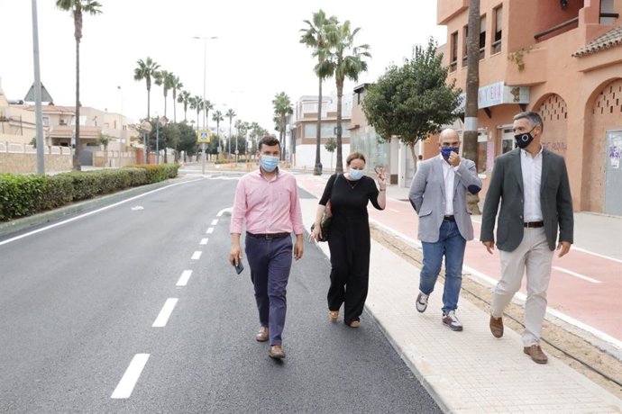 El responsable del área de Desarrollo Local de la Diputación de Cádiz, Manuel Chacón, en una visita a Rota