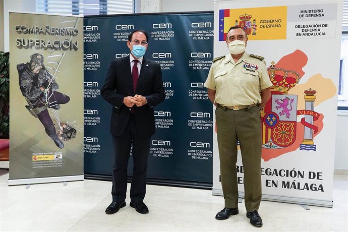 Javier González de Lara, presidente de CEA y CEM y el subdelegado de Defensa en Málaga, el coronel José Antonio Leiva Lobato.