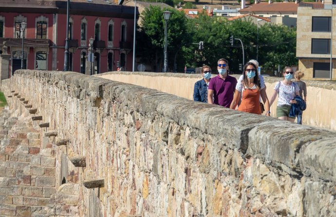 Turistas por pasean por el puente romano de la ciudad de Salamanca  durante la pandemia del Covid.19. Salamanca 24 de agosto del 2020