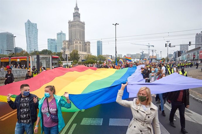 Manifestación en Varsovia contra la violencia y el rechazo hacia la comunidad LGTBI