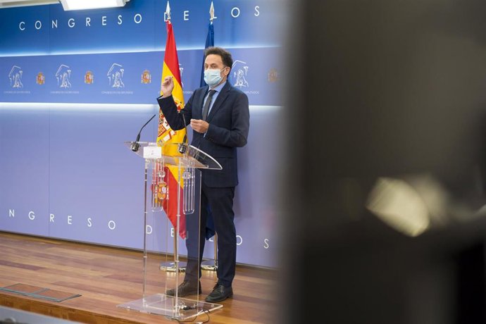 El portavoz adjunto de Ciudadanos en el Congreso, Edmundo Bal, ofrece declaraciones a los medios de comunicación tras la reunión que ha mantenido con la vicepresidenta primera del Gobierno, Carmen Calvo